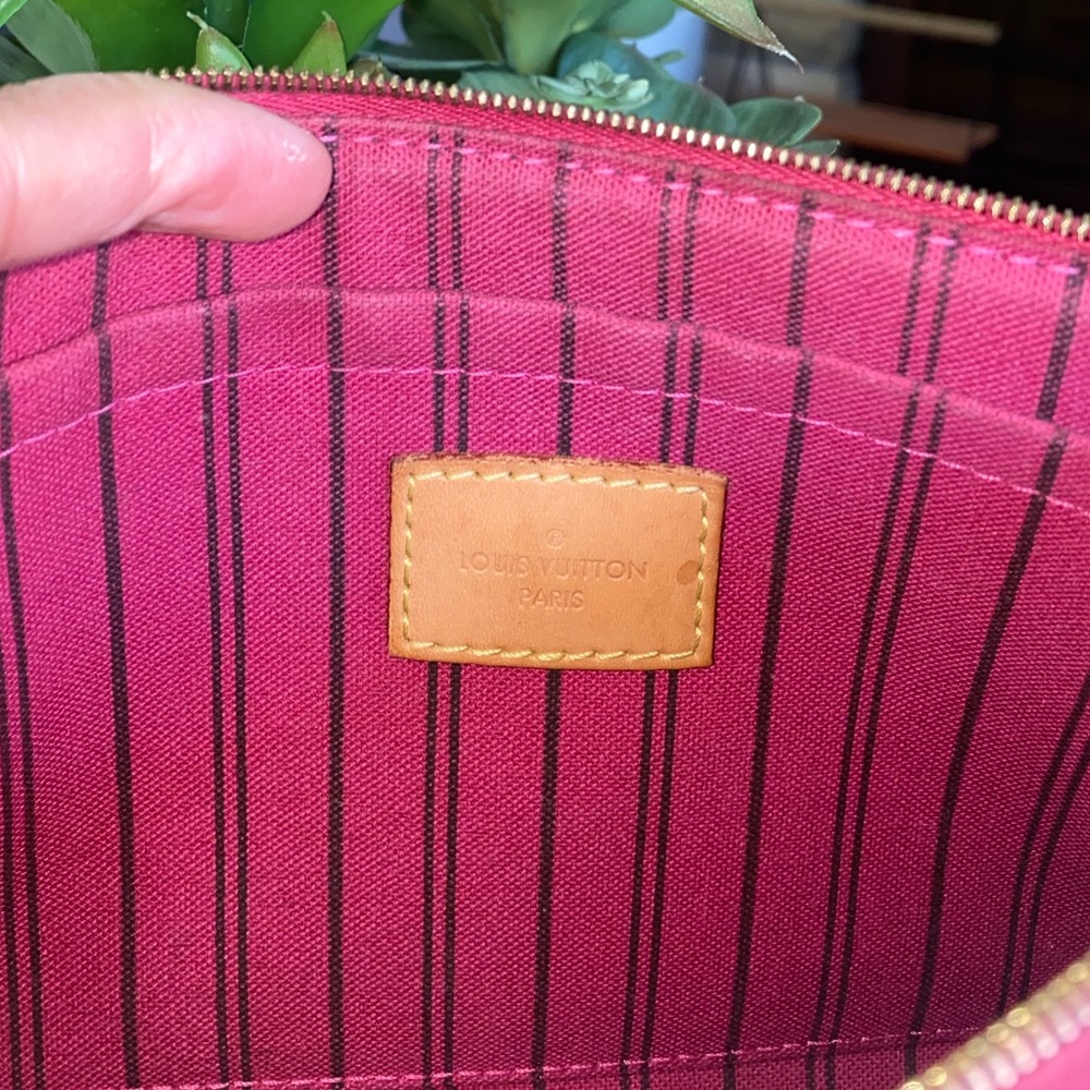 ❤️authentic pouch - Picture 14 of 16